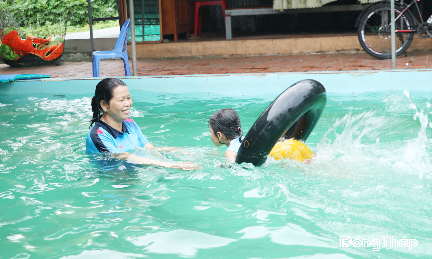 Cô Võ Thị Kim Huê hướng dẫn trẻ em tập bơi.