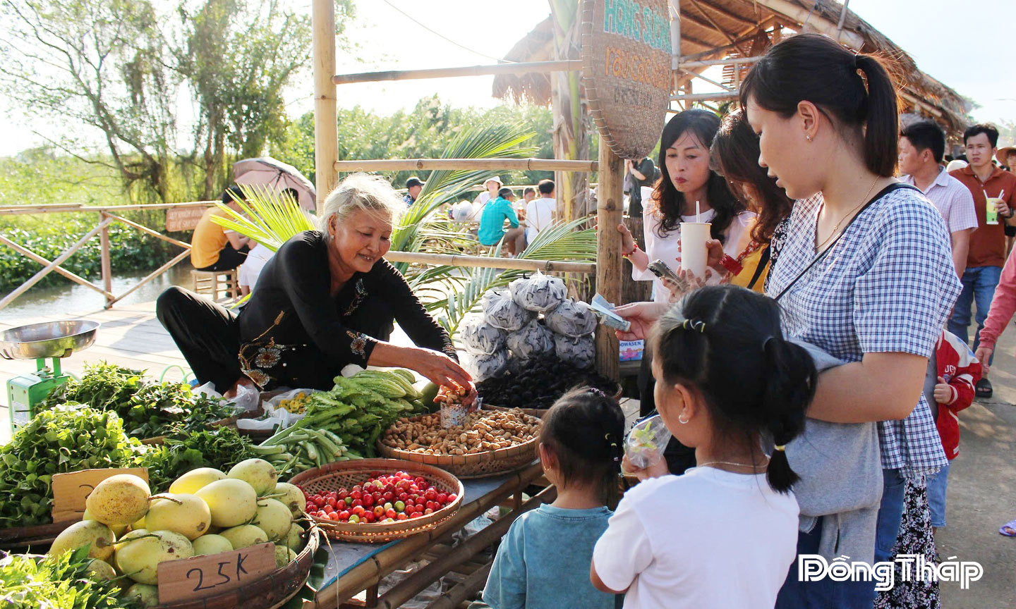 Điểm du lịch cộng đồng Chợ quê Tân Thuận Đông (phường Cao Lãnh) thu hút đông đảo du khách.