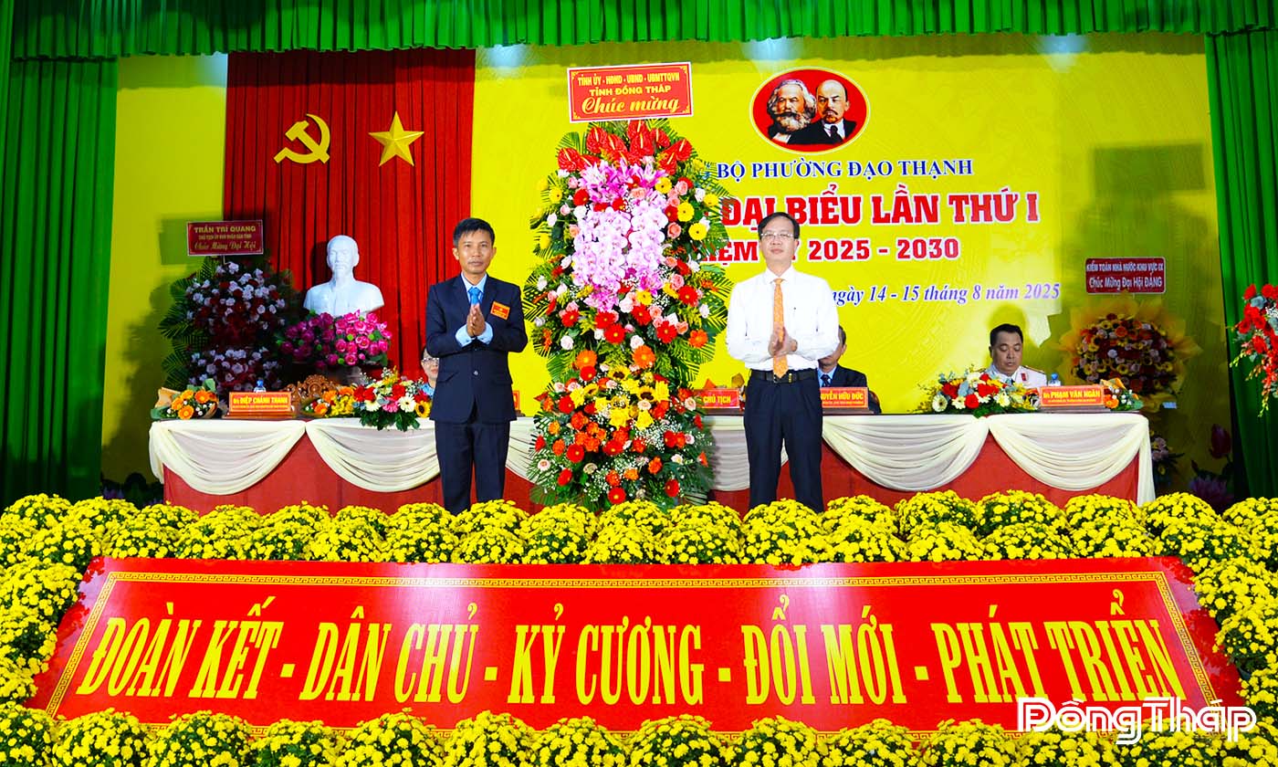 Đồng chí Trần Trí Quang, Phó Bí thư Tỉnh ủy, Chủ tịch UBND tỉnh tặng hoa chúc mừng Đại hội.