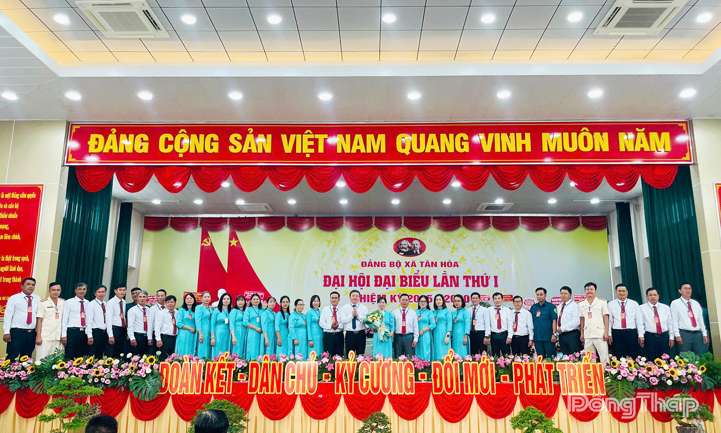 đồng chí Nguyễn Văn Thương - Ủy viên Ban Thường vụ Tỉnh ủy, Trưởng Ban Nội chính Tỉnh ủy Đồng Tháp tạng hoa chúc mùng 