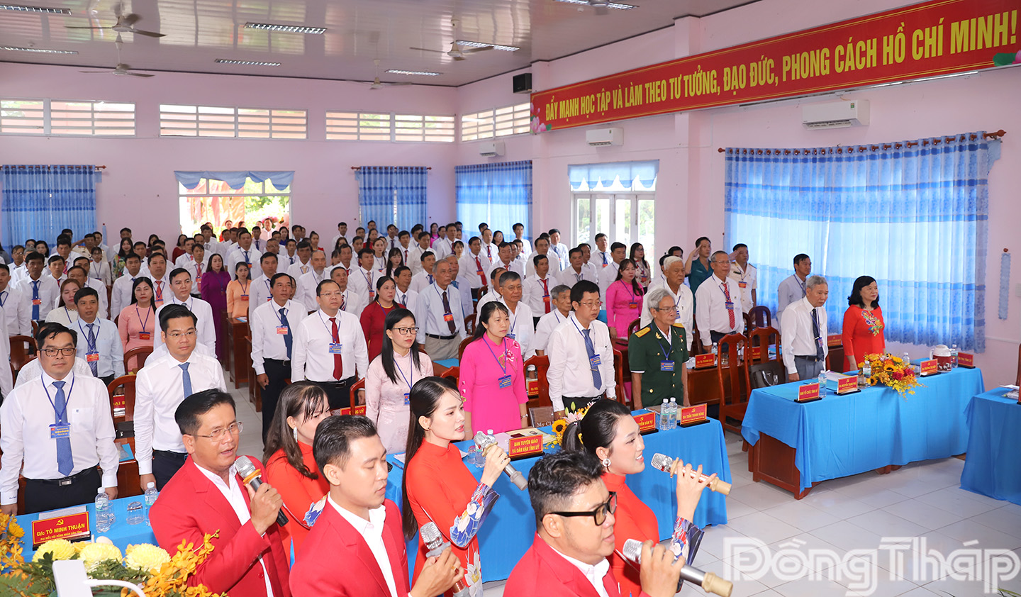 Đại biểu thực hiện nghi thức chào cờ.