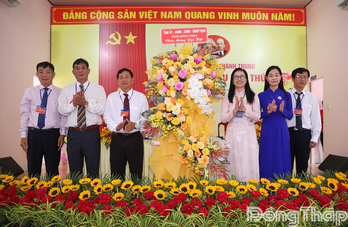 Đồng chí Đồng chí Nguyễn Thị Kim Tuyến, Ủy viên Ban Thường vụ Tỉnh ủy, Trưởng Ban Tuyên giáo và Dân vận Tỉnh ủy tặng hoa chúc mừng Đại hội.