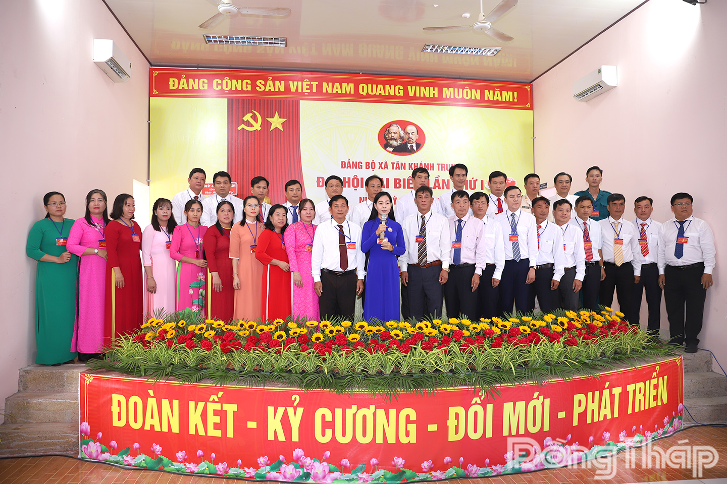 Ban Chấp hành Đảng bộ xã Tân Khánh Trung lần thứ I, nhiệm kỳ 2025 - 2030 ra mắt trước Đại hội.