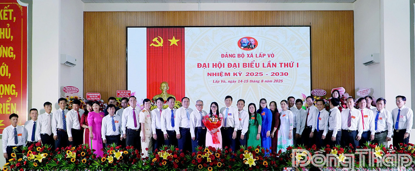 Các đại biểu chụp ảnh lưu niệm với Ban Chấp hành Đảng bộ xã Lấp Vò, nhiệm kỳ 2025 – 2030.