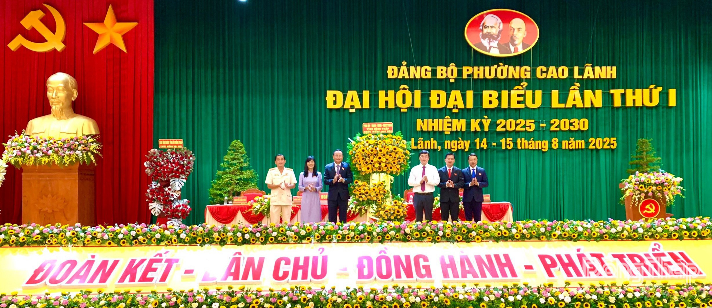 Đồng chí Lê Quốc Phong, Ủy viên Ban Chấp hành Trung ương Đảng, Bí thư Tỉnh ủy Đồng Tháp (thứ 3 bên phải sang) tặng hoa chúc mừng Đại hội.