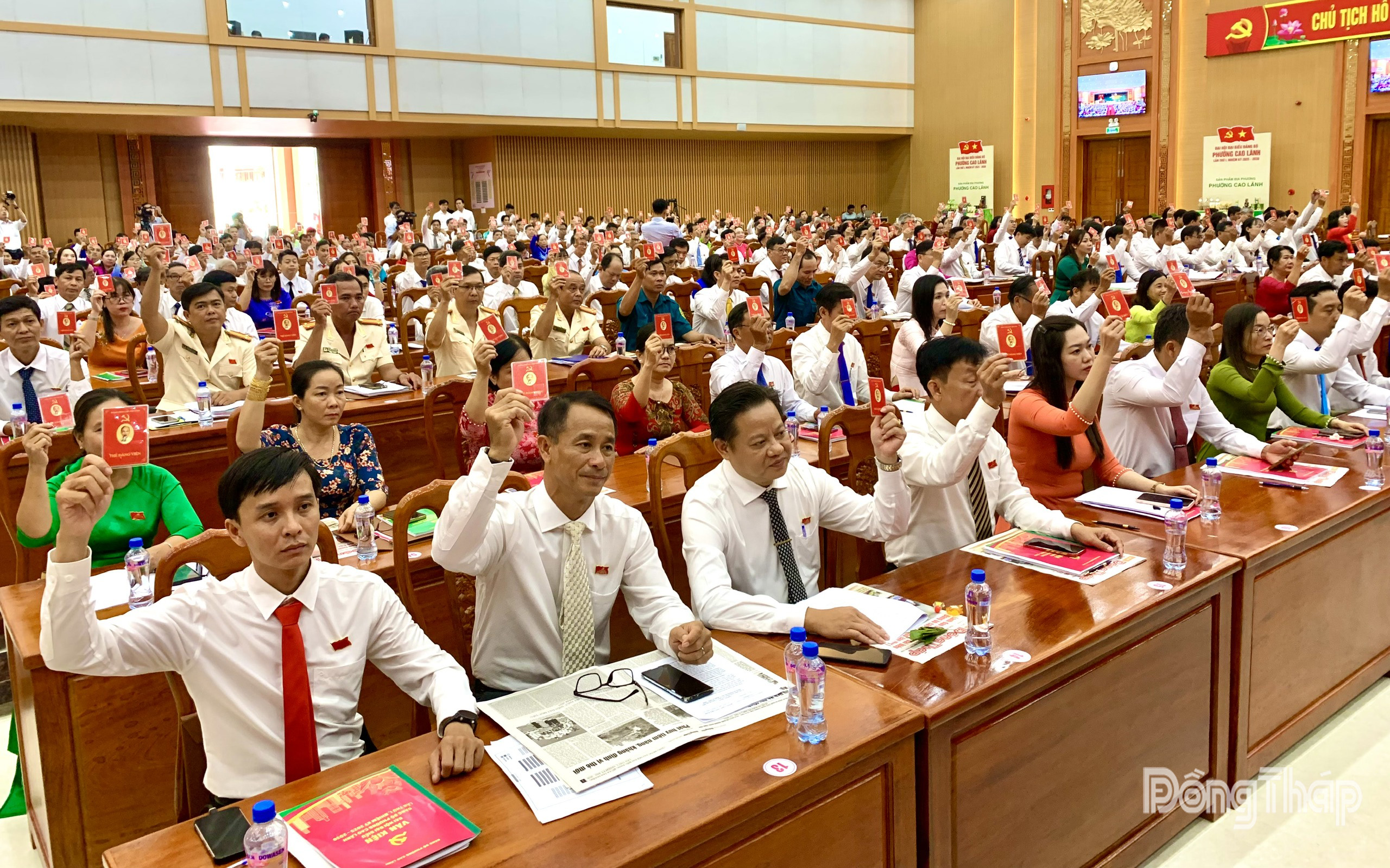 Đại biểu biểu quyết thống nhất các chỉ tiêu của nhiệm kỳ 2025 - 2030.