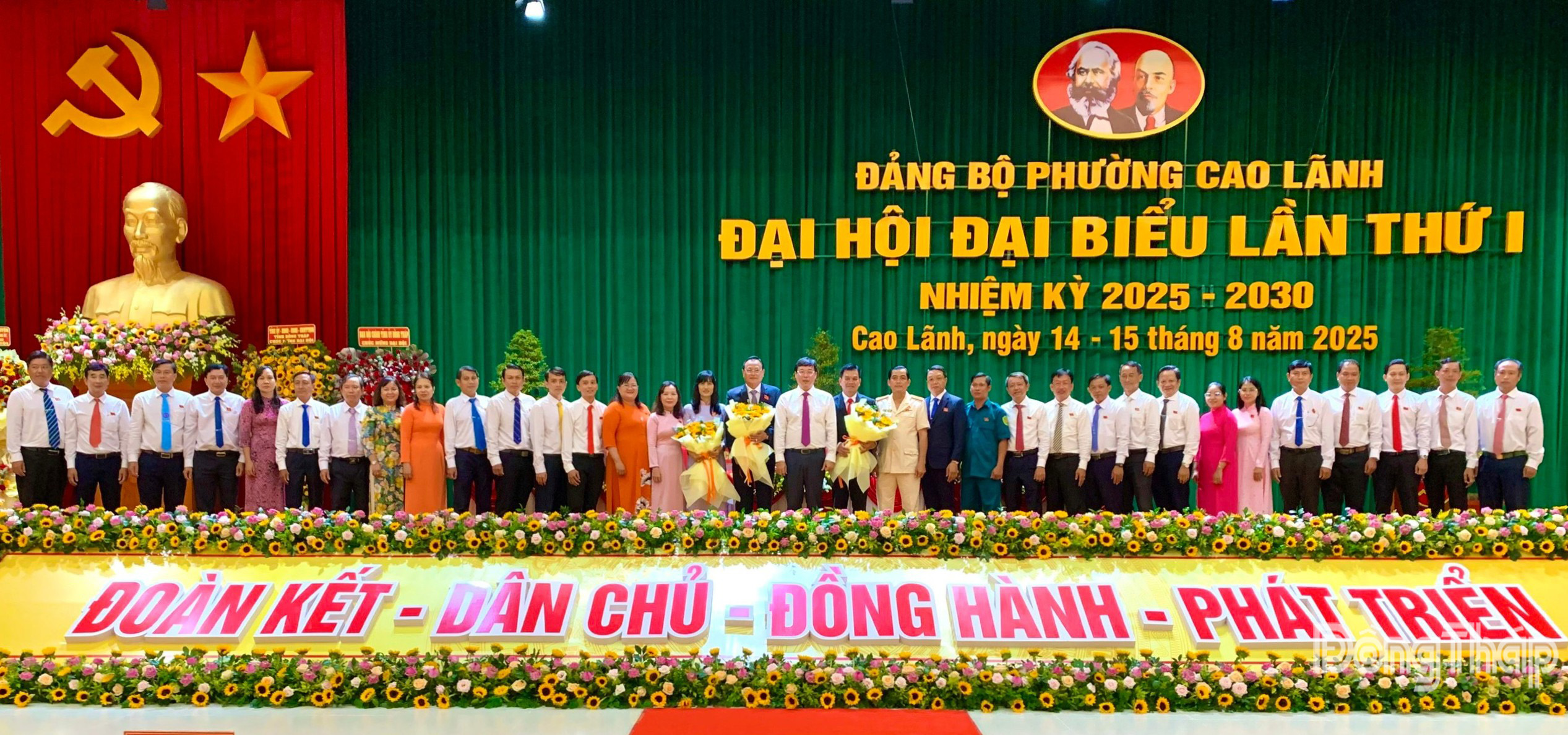 Đồng chí Lê Quốc Phong, Ủy viên Ban Chấp hành Trung ương Đảng, Bí thư Tỉnh ủy Đồng Tháp tặng hoa chúc mừng Ban Chấp hành Đảng bộ phường Cao Lãnh