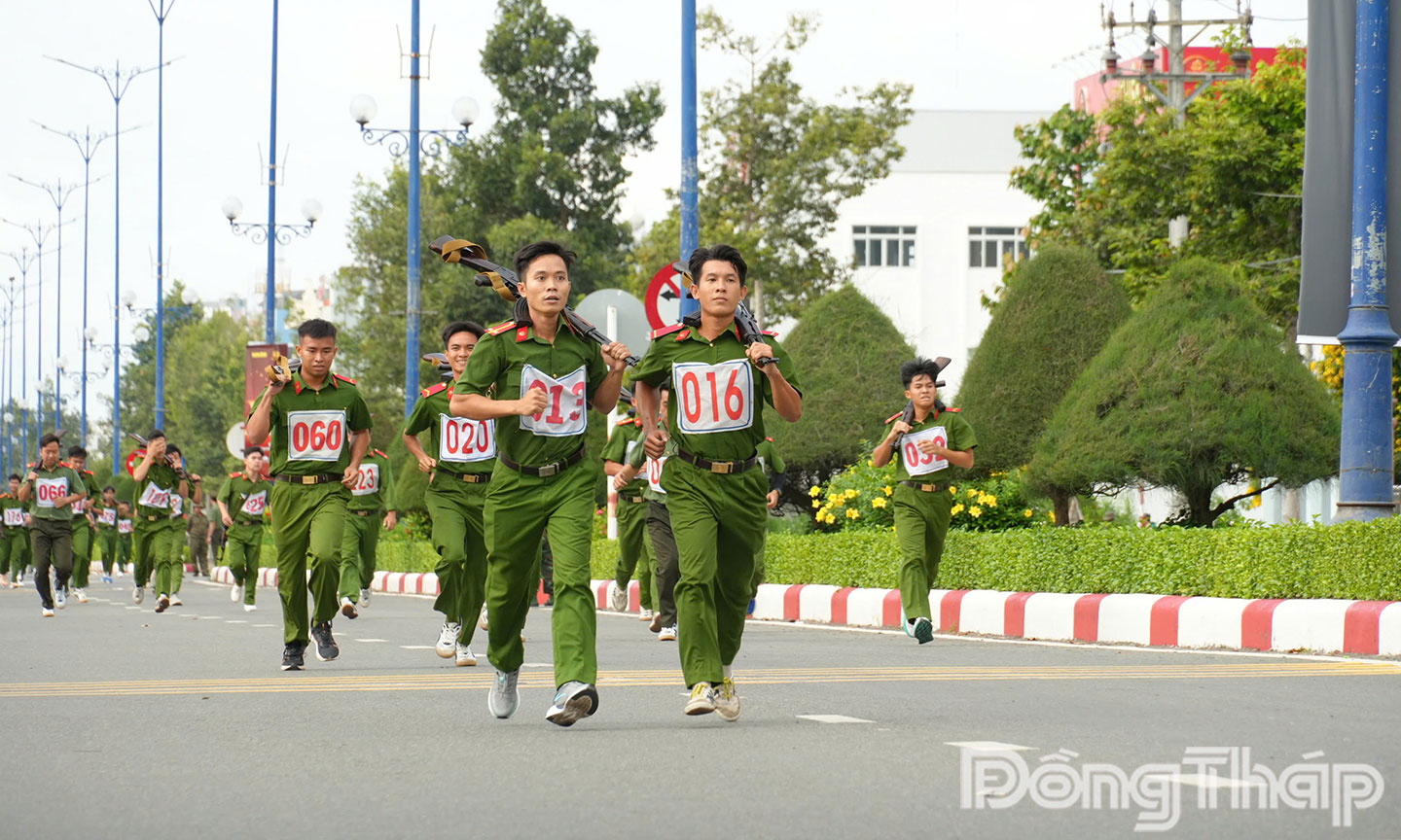 Lực lượng công an tham gia giải Việt dã.