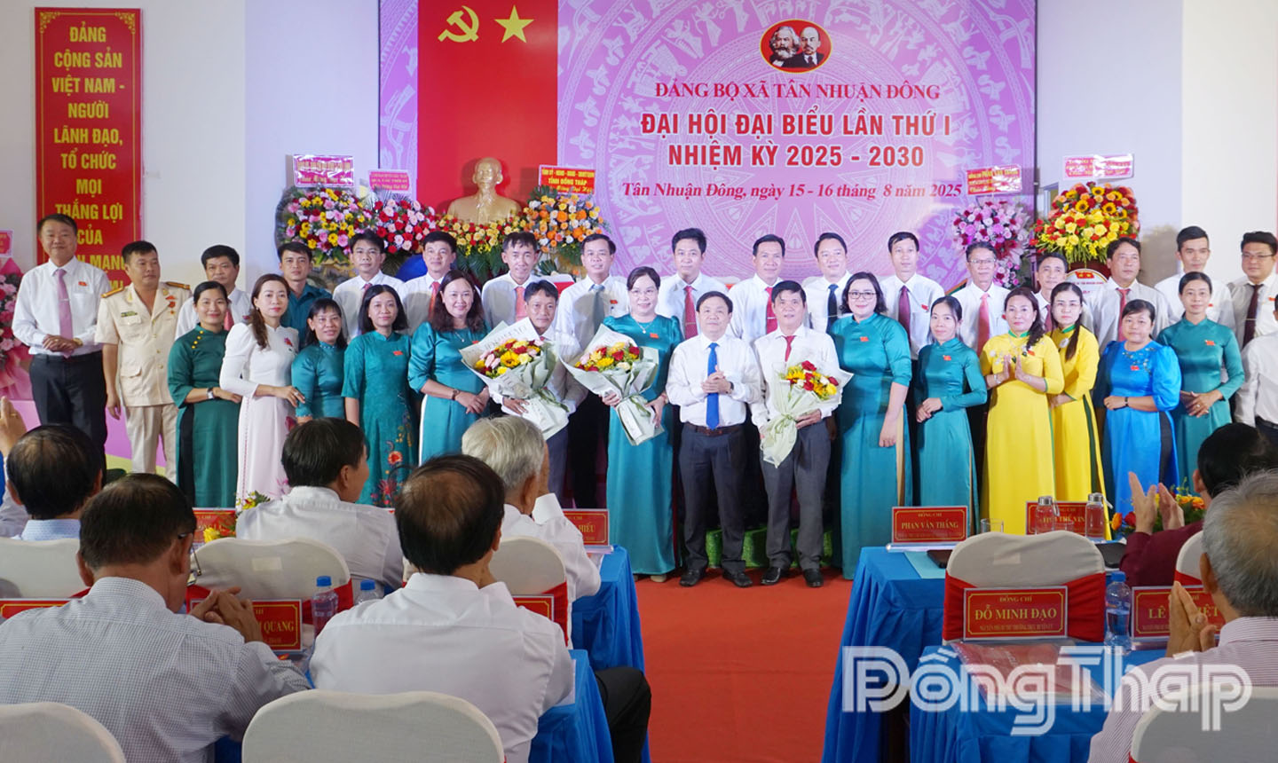 Ban chấp hành Đảng bộ xã Tân Nhuận Đông nhiệm kỳ 2025-2030 ra mắt Đại hội