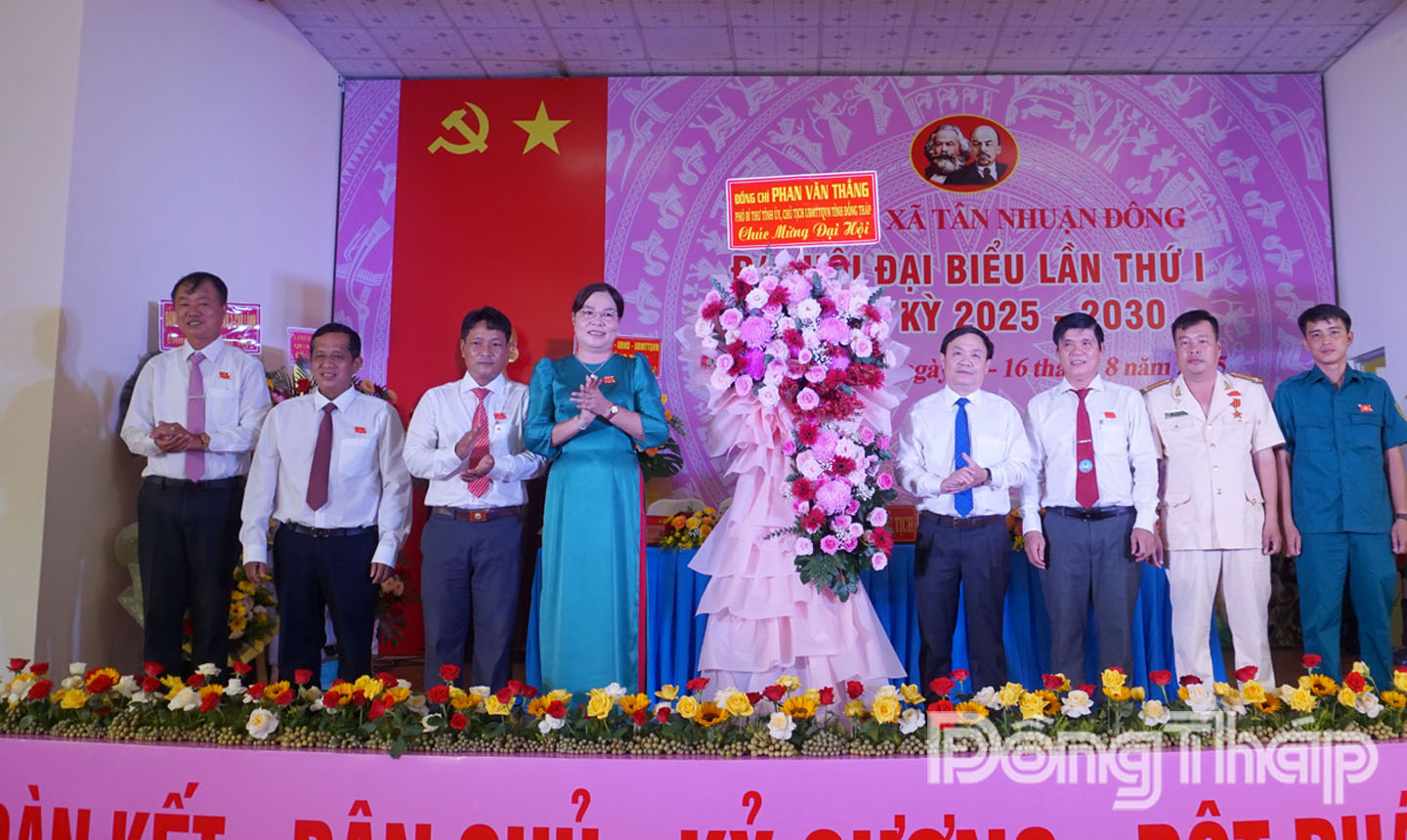 Đồng chí Phan Văn Thắng – Phó Bí thư Tỉnh ủy, Chủ tịch Ủy ban Mặt trận Tổ quốc Việt Nam tỉnh tặng hoa chúc mừng Đại hội