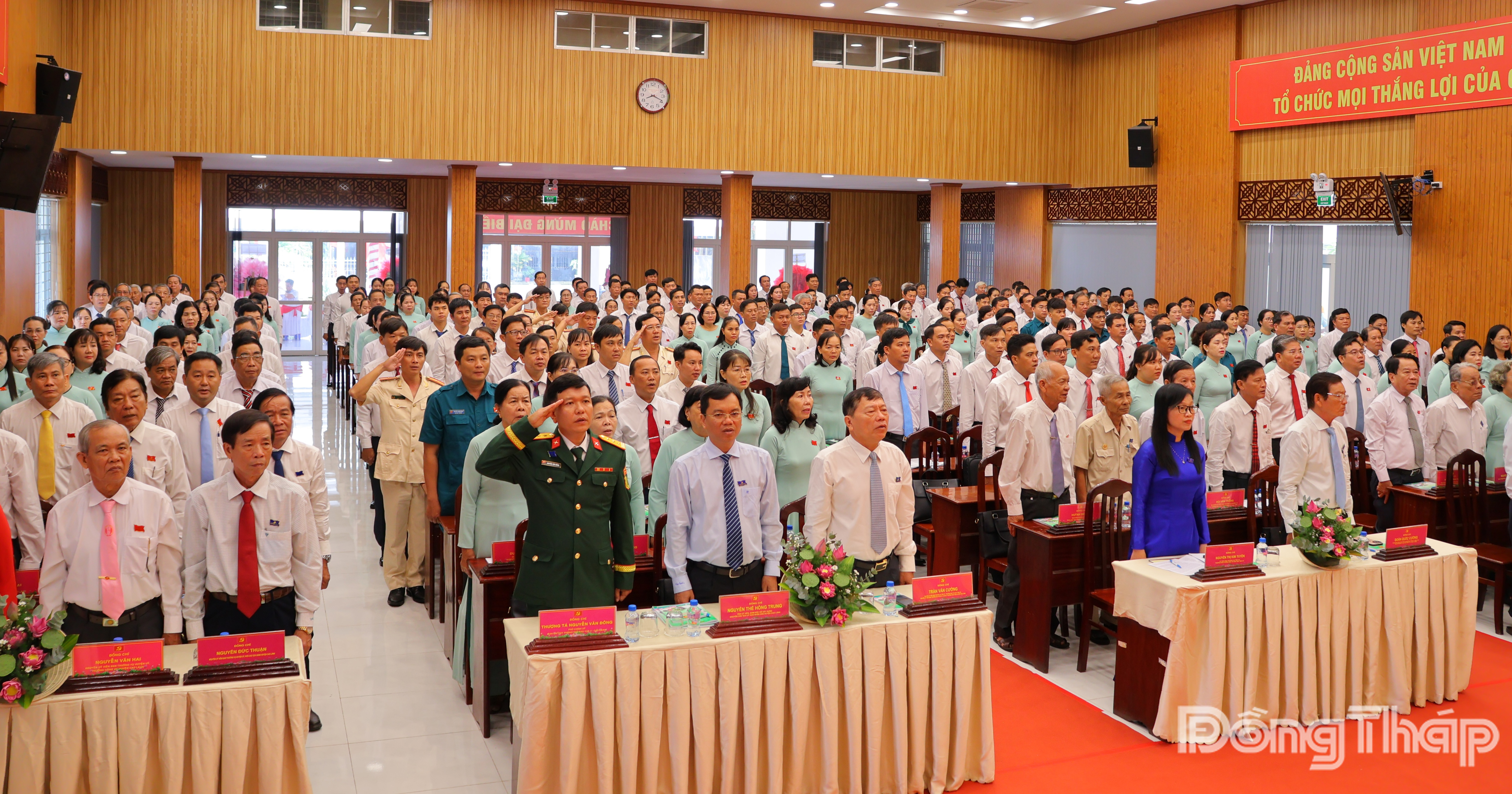 Các đại biểu thực hiện nghi thức chào cờ.