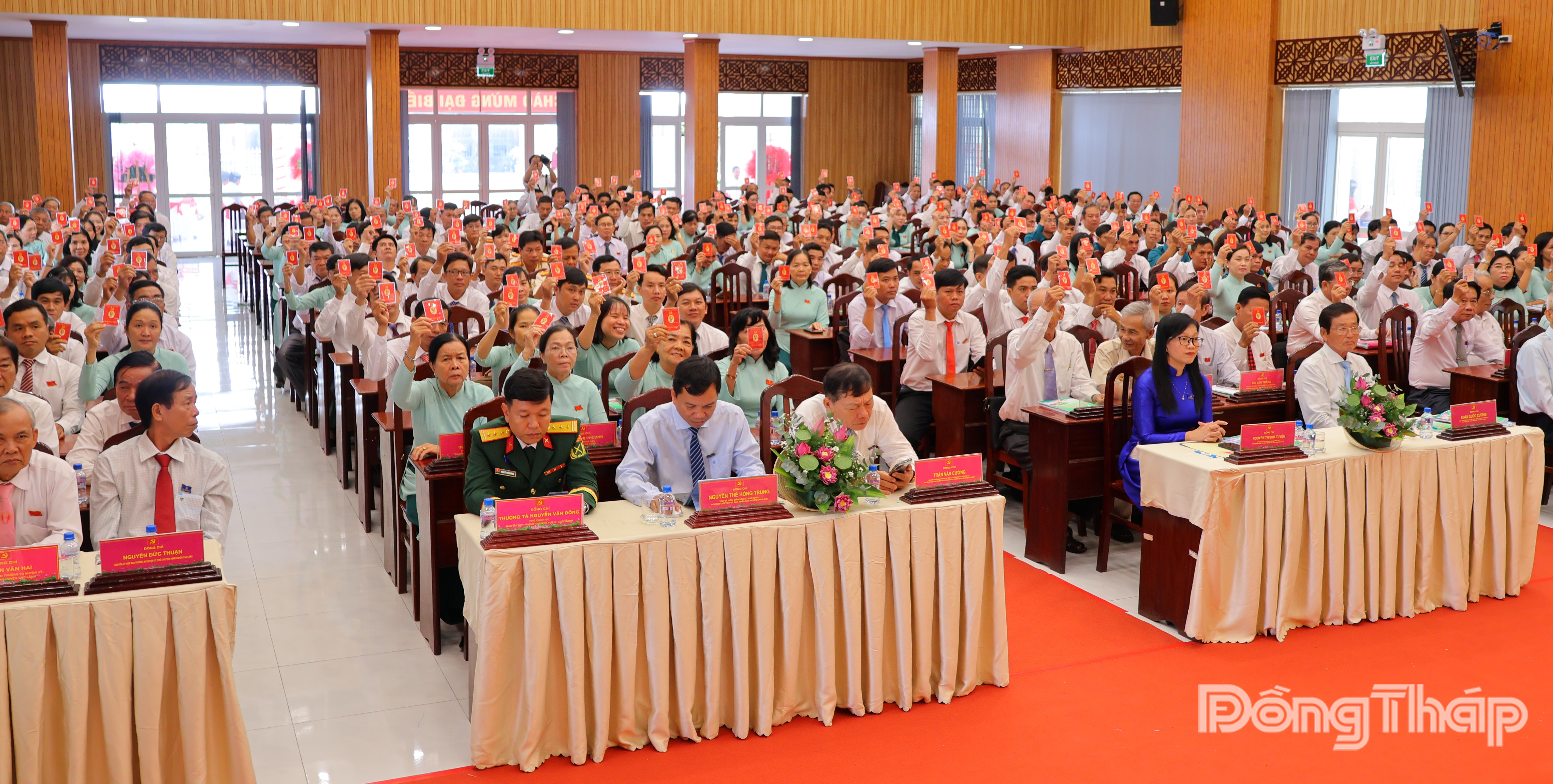 Đại biểu tham gia biểu quyết tại Đại hội.