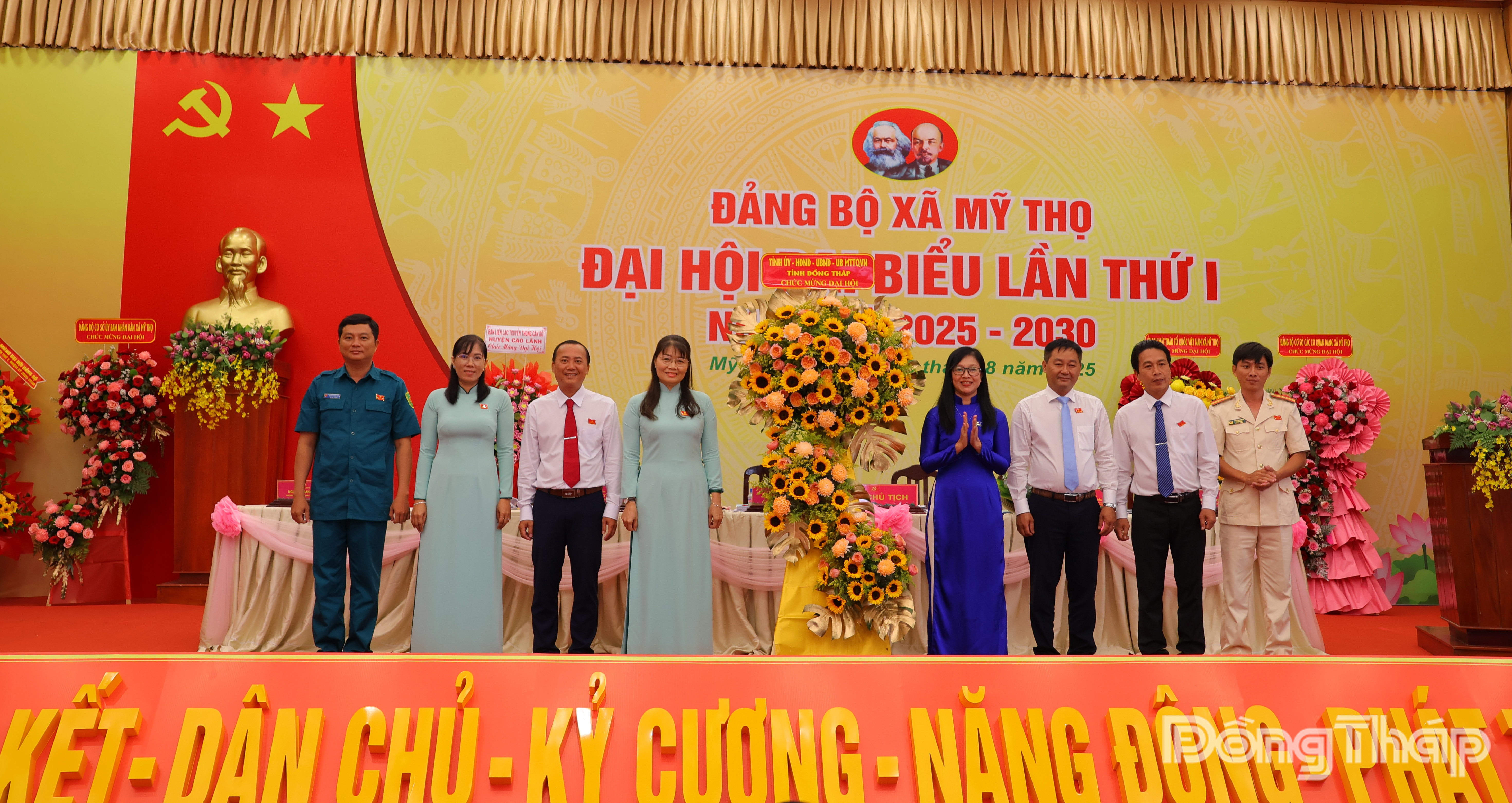 Đồng chí Nguyễn Thị Kim Tuyến – Ủy viên Ban Thường vụ Tỉnh ủy, Trưởng Ban Tuyên giáo và Dân vận Tỉnh ủy Đồng Tháp tặng hoa chúc Đại hội.