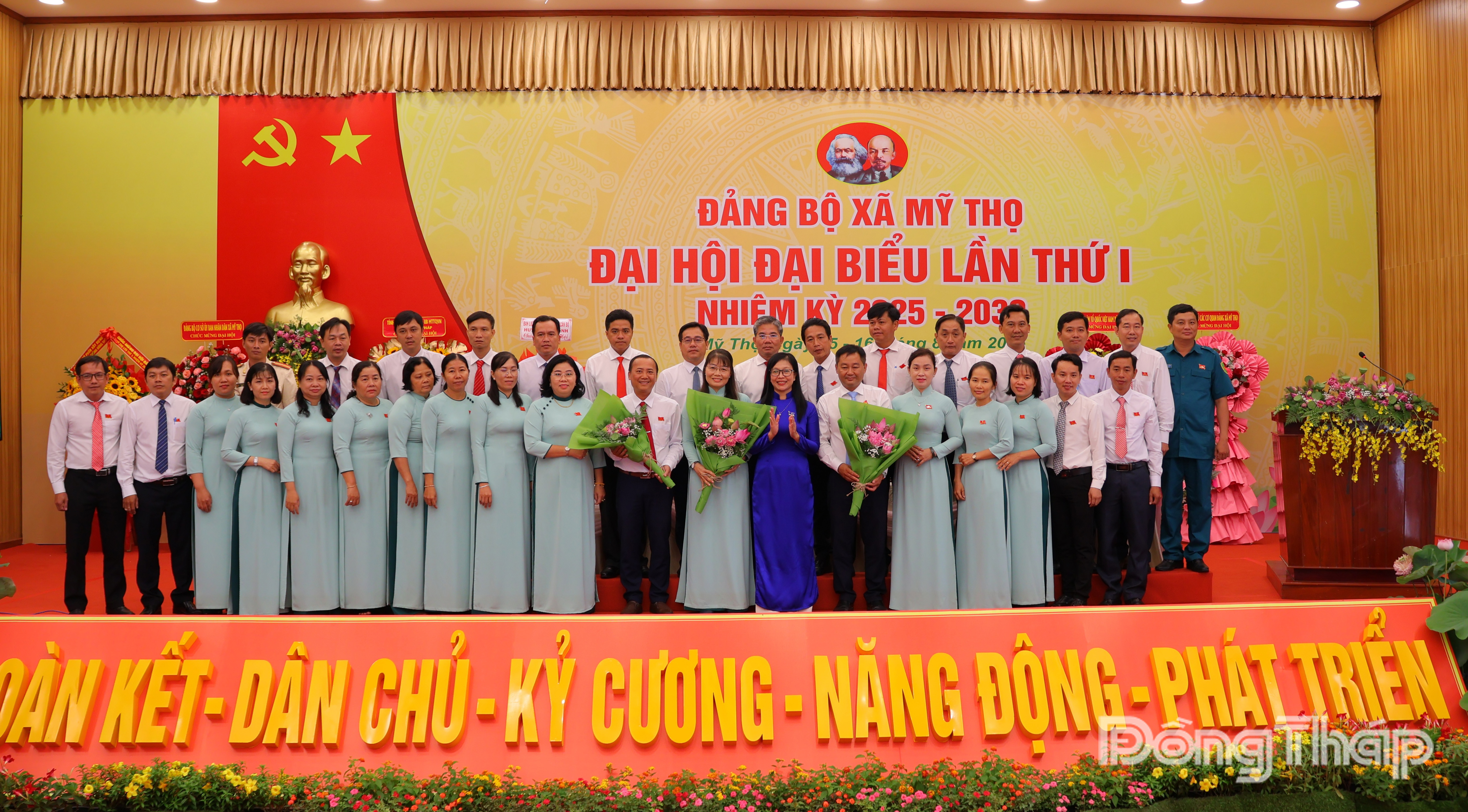 Đồng chí Nguyễn Thị Kim Tuyến – Ủy viên Ban Thường vụ Tỉnh ủy, Trưởng Ban Tuyên giáo và Dân vận Tỉnh ủy Đồng Tháp tặng hoa chúc mừng Ban chấp hành Đảng bộ xã Mỹ Thọ.