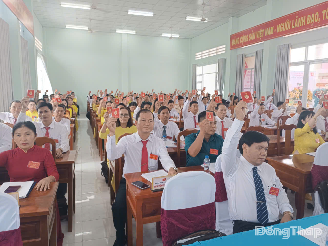 Đại biểu biểu quyết thông qua Nghị quyết Đại hội.