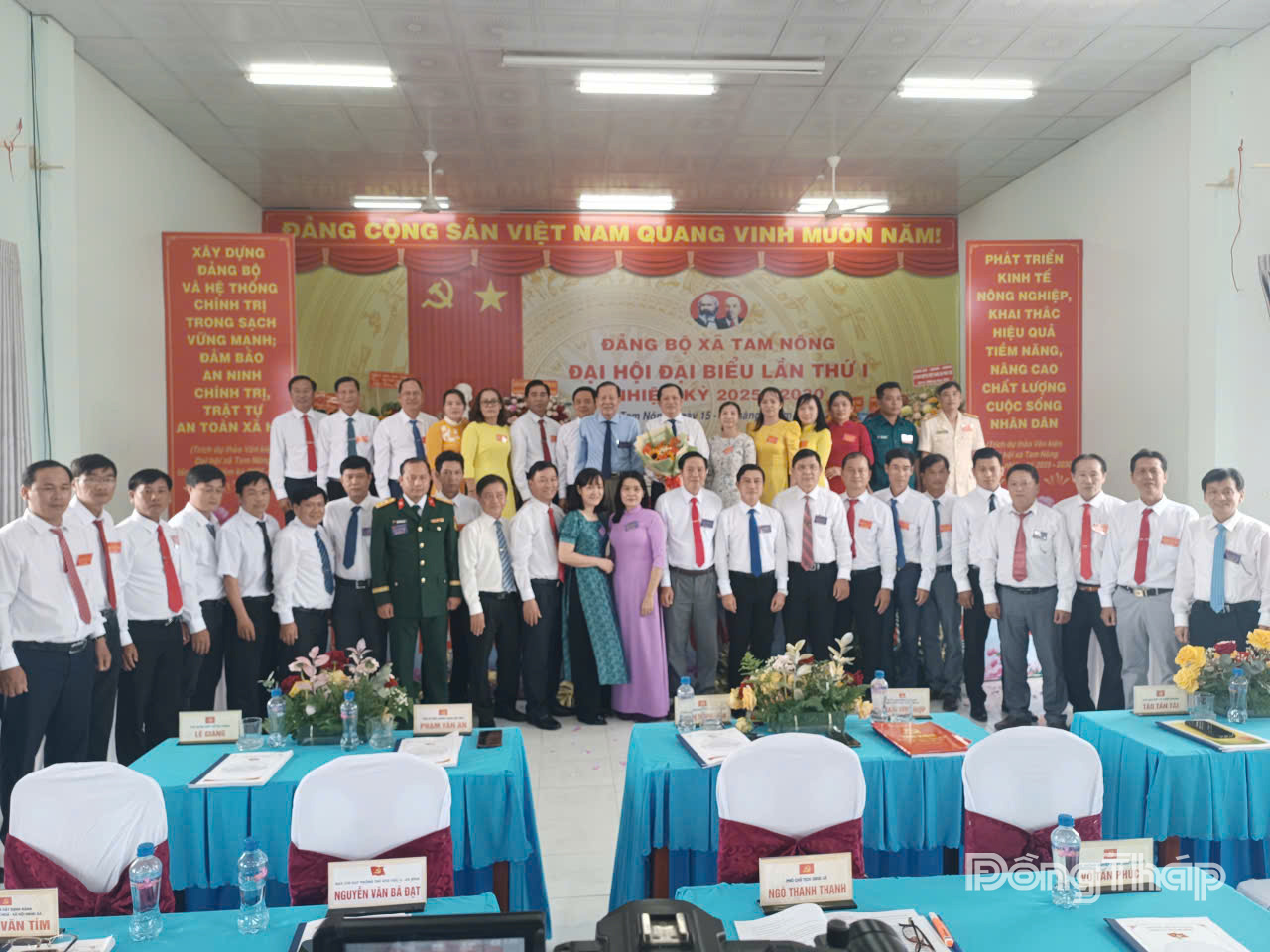 Ban Chấp hành Đảng bộ xã Tam Nông gồm 27 đồng chí chụp ảnh lưu niệm tại Đại hội.