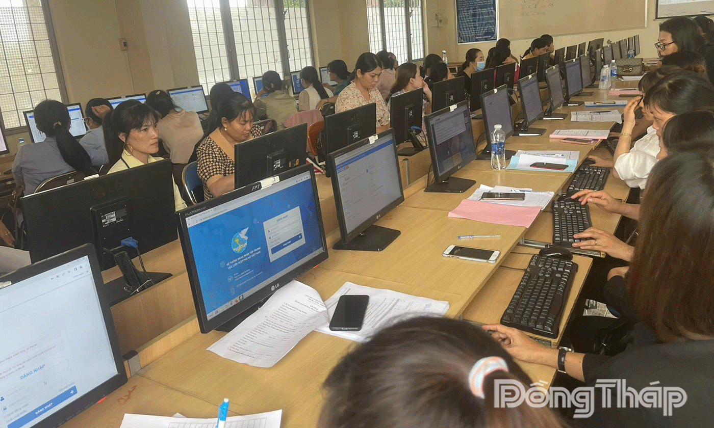 Cán bộ Hội Liên hiệp Phụ nữ cơ sở tham gia tập huấn ứng dụng phần mềm quản lý cán bộ, hội viên.