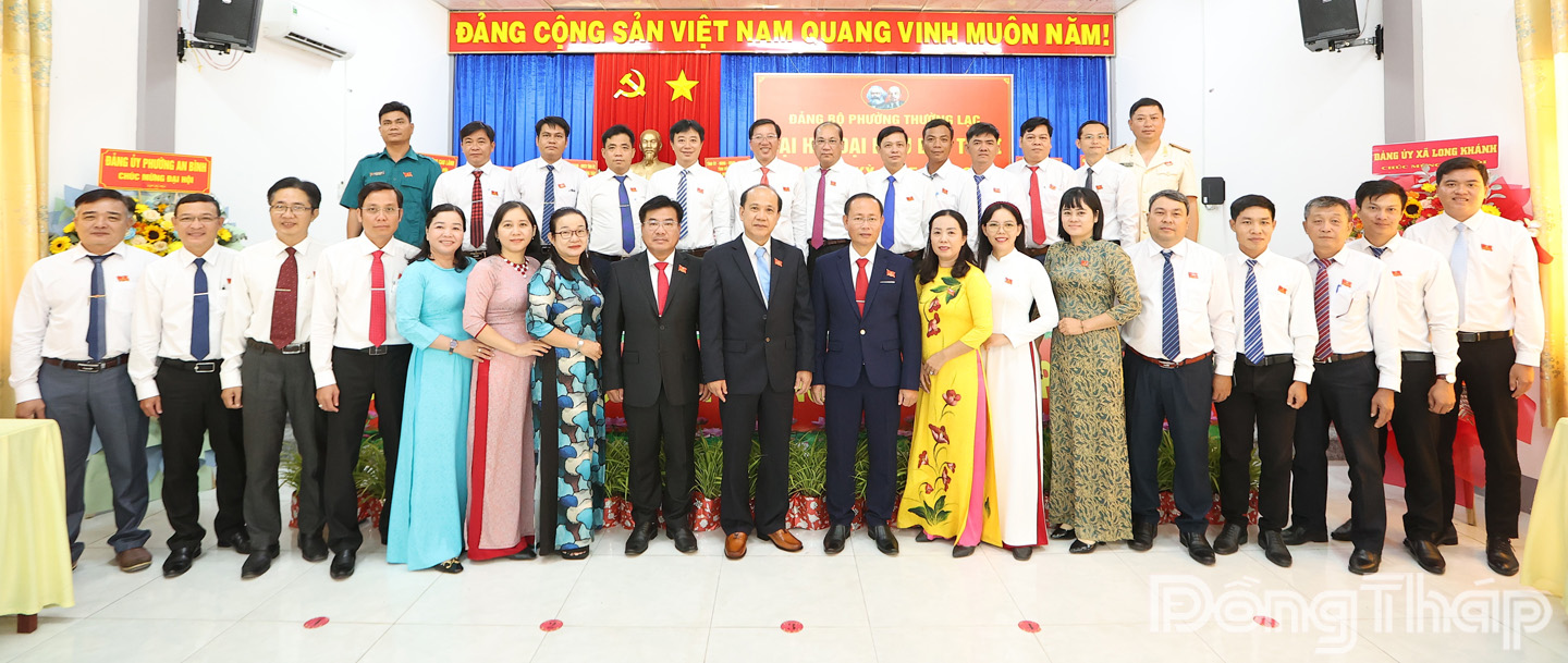 Ban Chấp hành Đảng bộ phường Thường Lạc, nhiệm kỳ 2025 – 2030 ra mắt Đại hội. (Ảnh: Thành Trí)