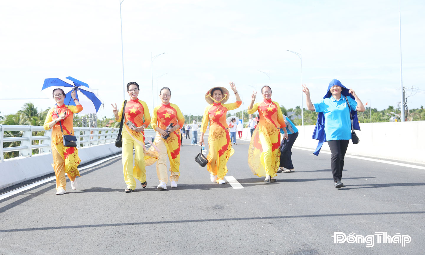 Ngày 19-8 chính thức thông xe cầu Rạch Miễu 2. Những ngày này, vào mỗi buổi chiều, nhiều người dân tranh thủ đến tham quan, chụp ảnh, chiêm ngưỡng công trình. 