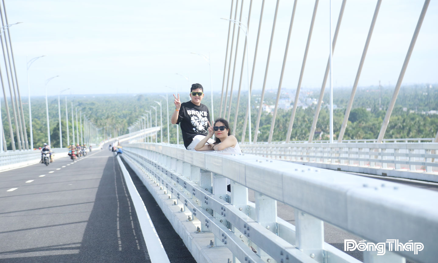 Người dân đến cầu rạch Miễu 2 để tận mắt xem công trình quy mô sắp được thông xe.