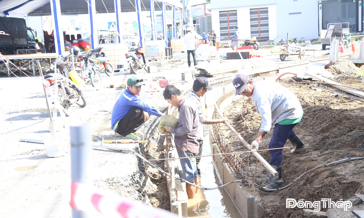 Các vị trí cống thoát nước  tại đường dẫn lên cầu Rạch Miễu  đang được khẩn trương thi công  trong chiều ngày 17-8.