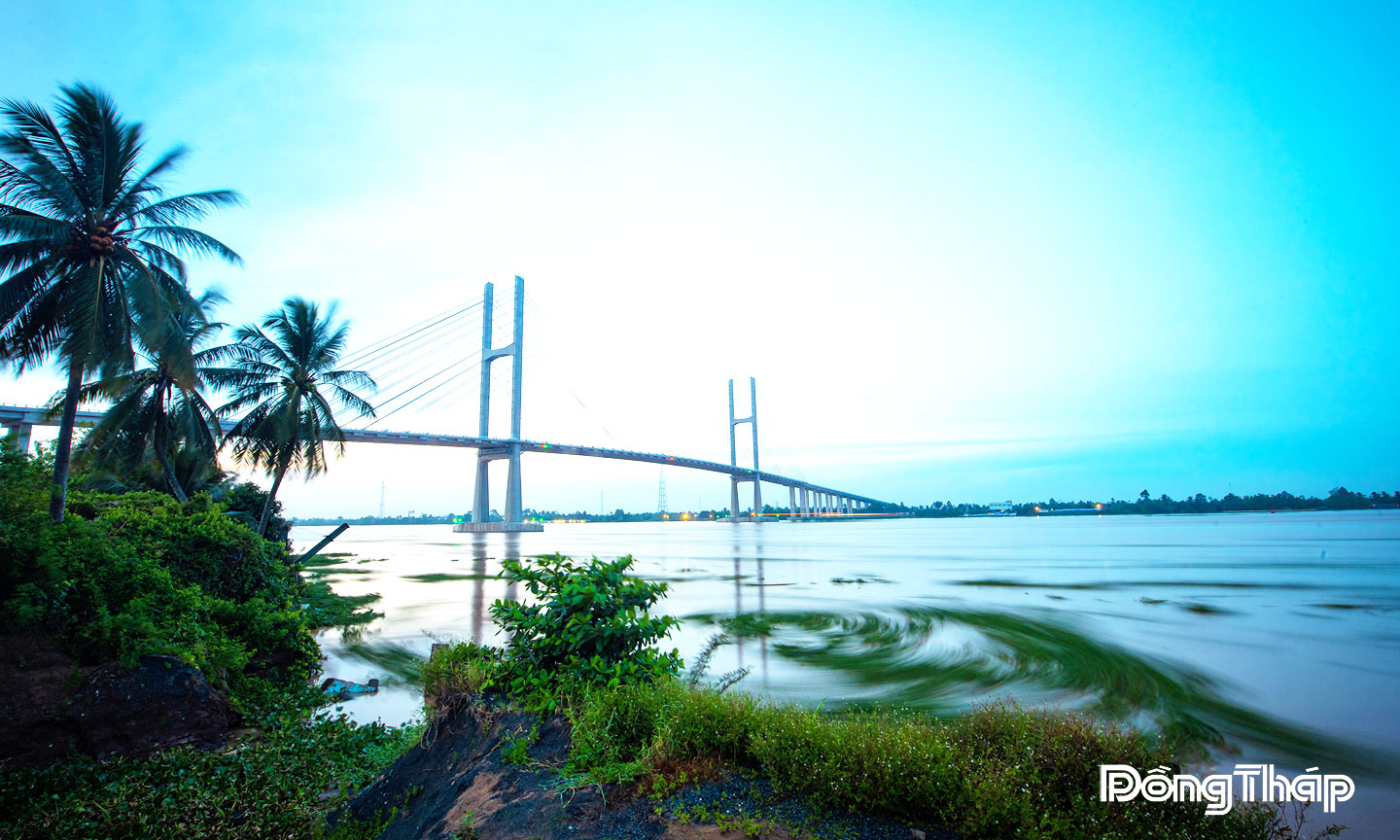 Hoàng hôn  trên cầu Rạch Miễu 2. 