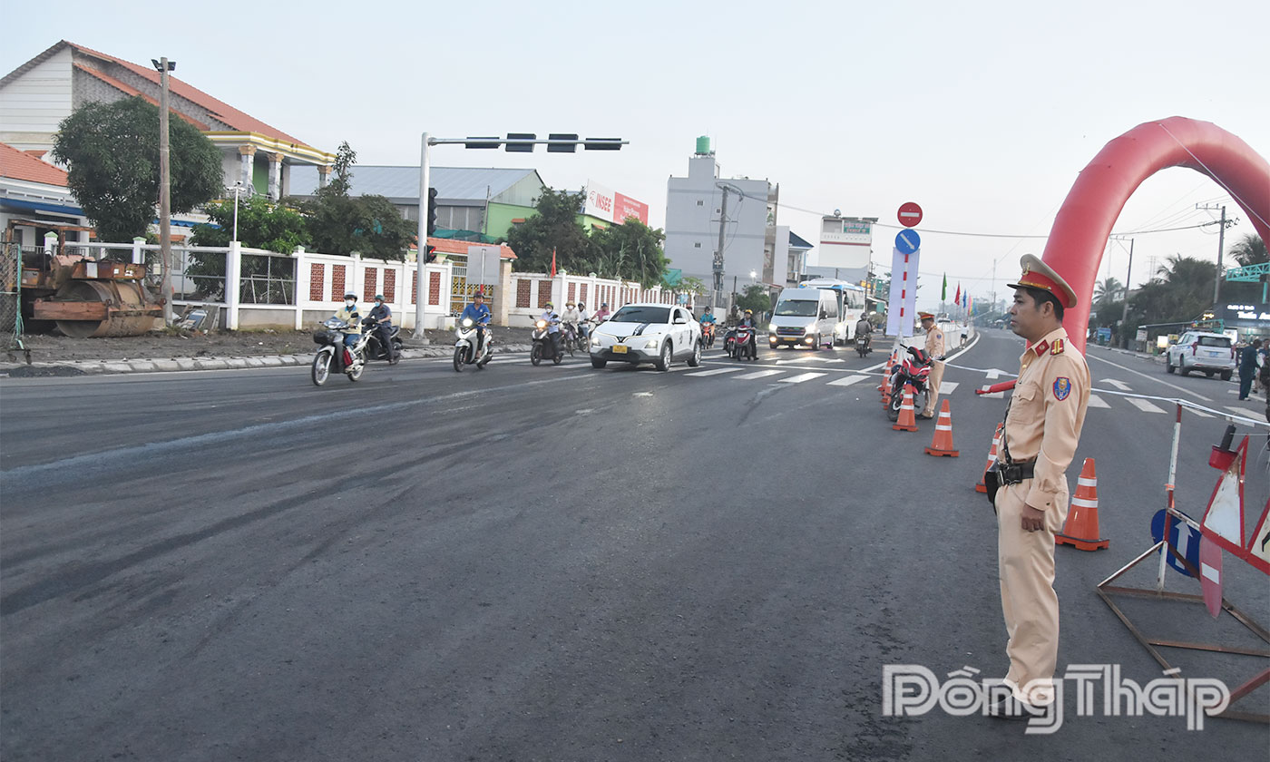 Lực lượng Cảnh sát giao thông có mặt từ sớm để điều tiết giao thông.