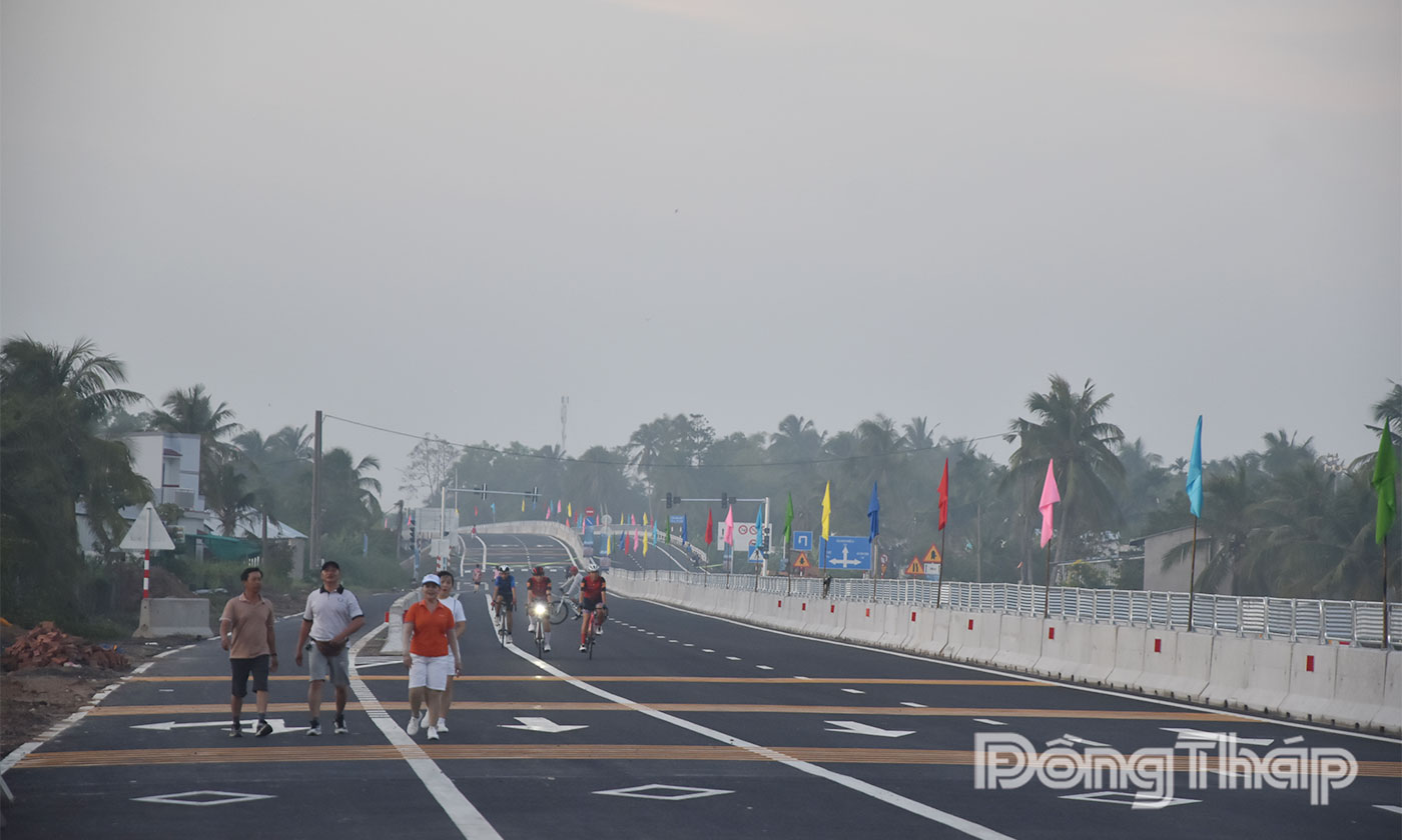 Người dân đi thể dục trên cầu Rạch Miễu 2 từ sáng sớm.