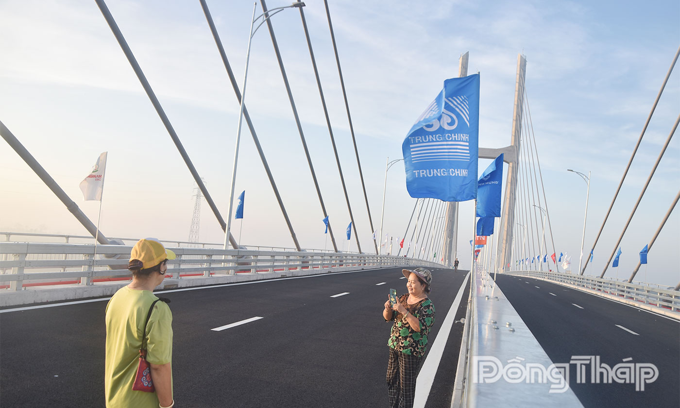 Người dân ghi lại khoảnh khắc trước giờ khánh thành cầu Rạch Miễu 2.