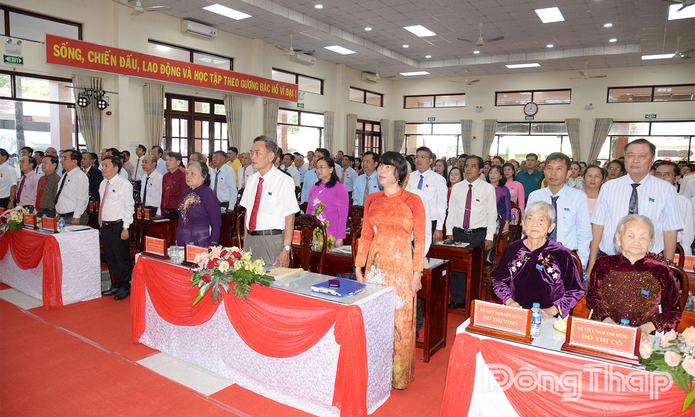 Các đại biểu thực hiện nghi thức chào cờ.