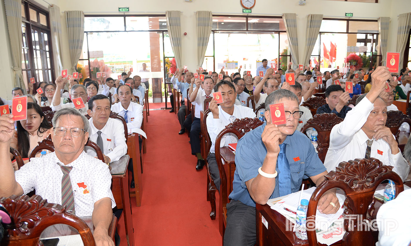 Đại biểu biểu quyết thông qua nghị quyết Đại hội.