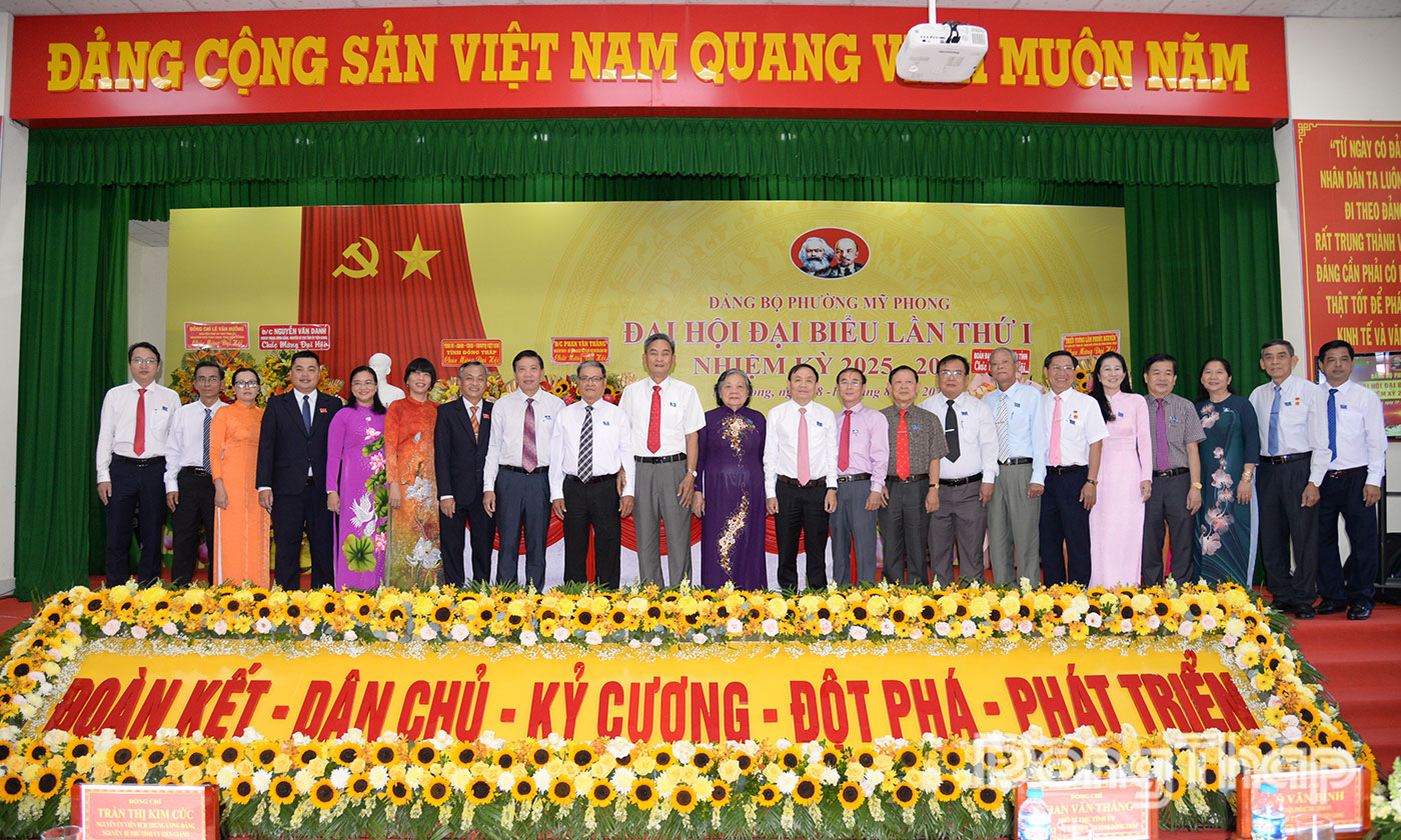 Các đại biểu chụp ảnh lưu niệm.