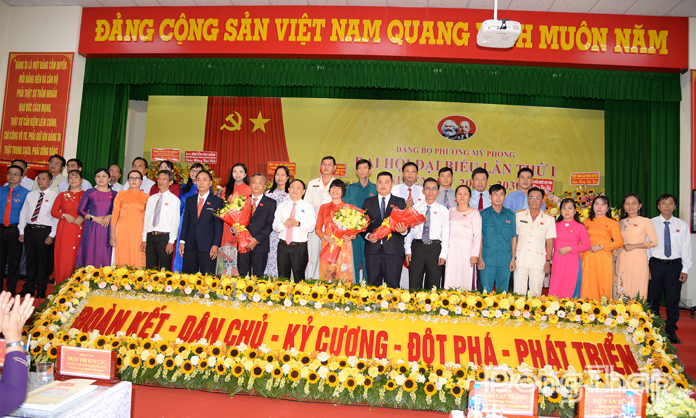 Đồng chí Phan Văn Thắng tặng hoa chúc mừng Ban Chấp hành Đảng bộ phường Mỹ Phong.