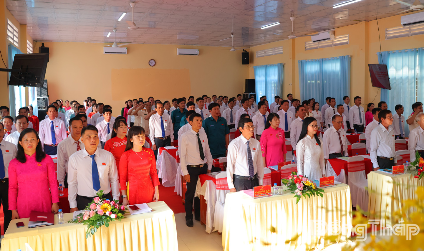 Các đại biểu thực hiện nghi thức chào cờ