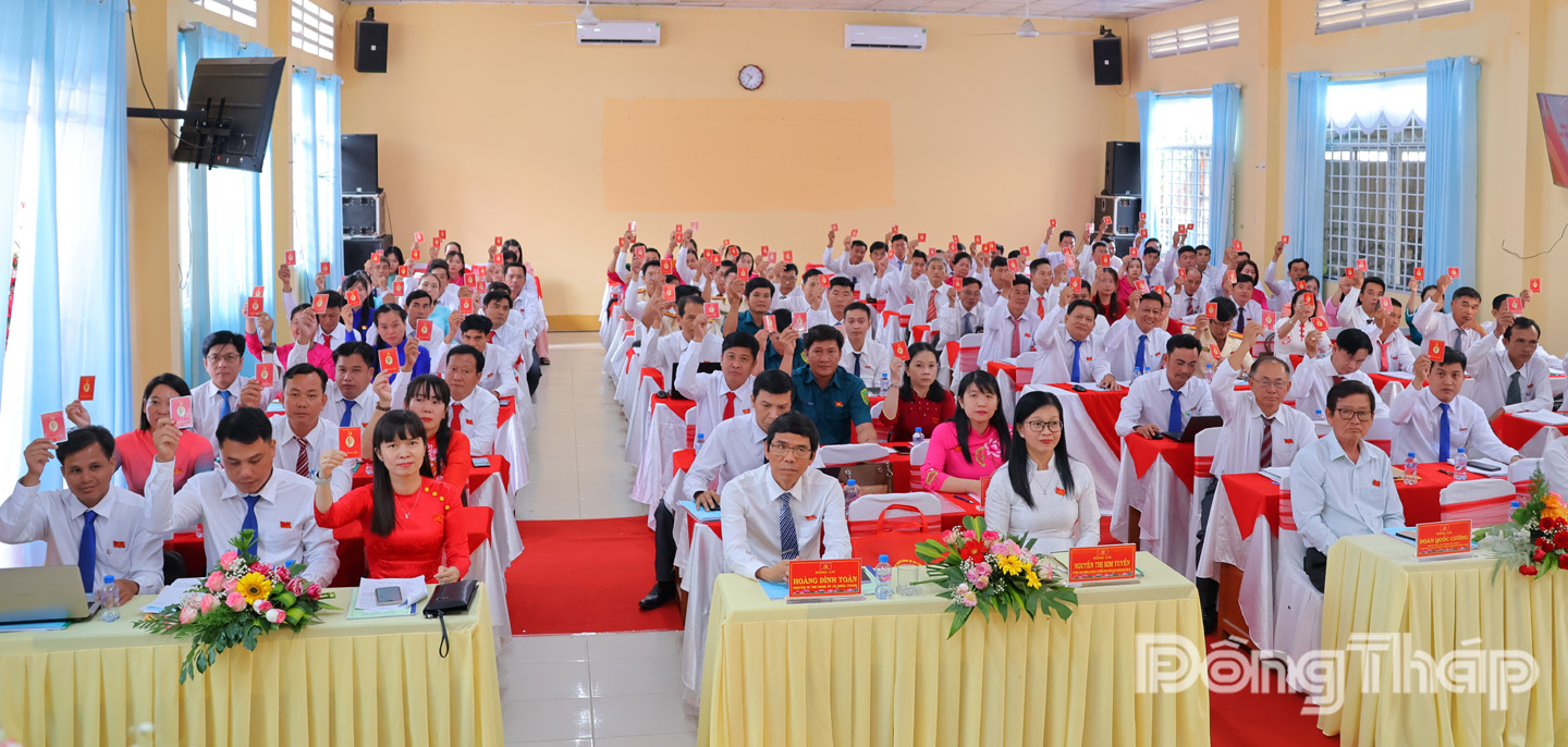 Đại biểu tham gia biểu quyết tại Đại hội.