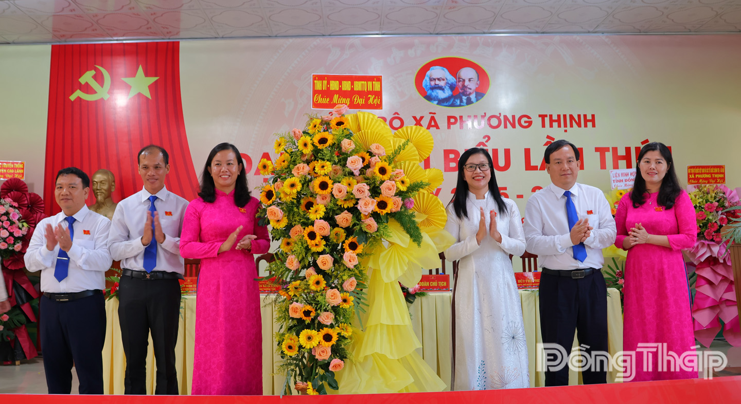 Đồng chí Nguyễn Thị Kim Tuyến, Ủy viên Ban Thường vụ Tỉnh ủy, Trưởng Ban Tuyên giáo và Dân vận Tỉnh ủy Đồng Tháp tặng hoa chúc Đại hội.