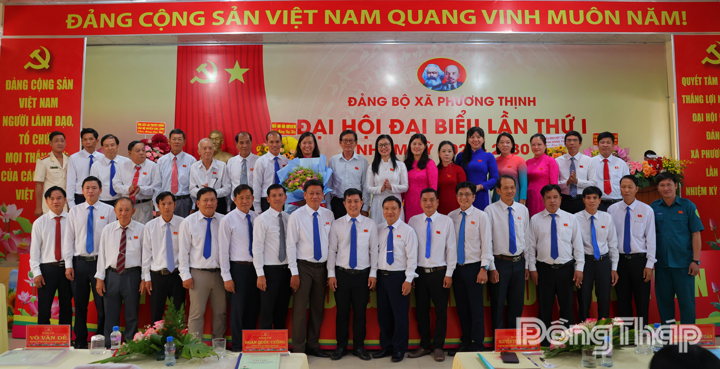 Đồng chí Nguyễn Thị Kim Tuyến, Ủy viên Ban Thường vụ Tỉnh ủy, Trưởng Ban Tuyên giáo và Dân vận Tỉnh ủy Đồng Tháp tặng hoa chúc mừng Ban chấp hành Đảng bộ xã Phương Thịnh.