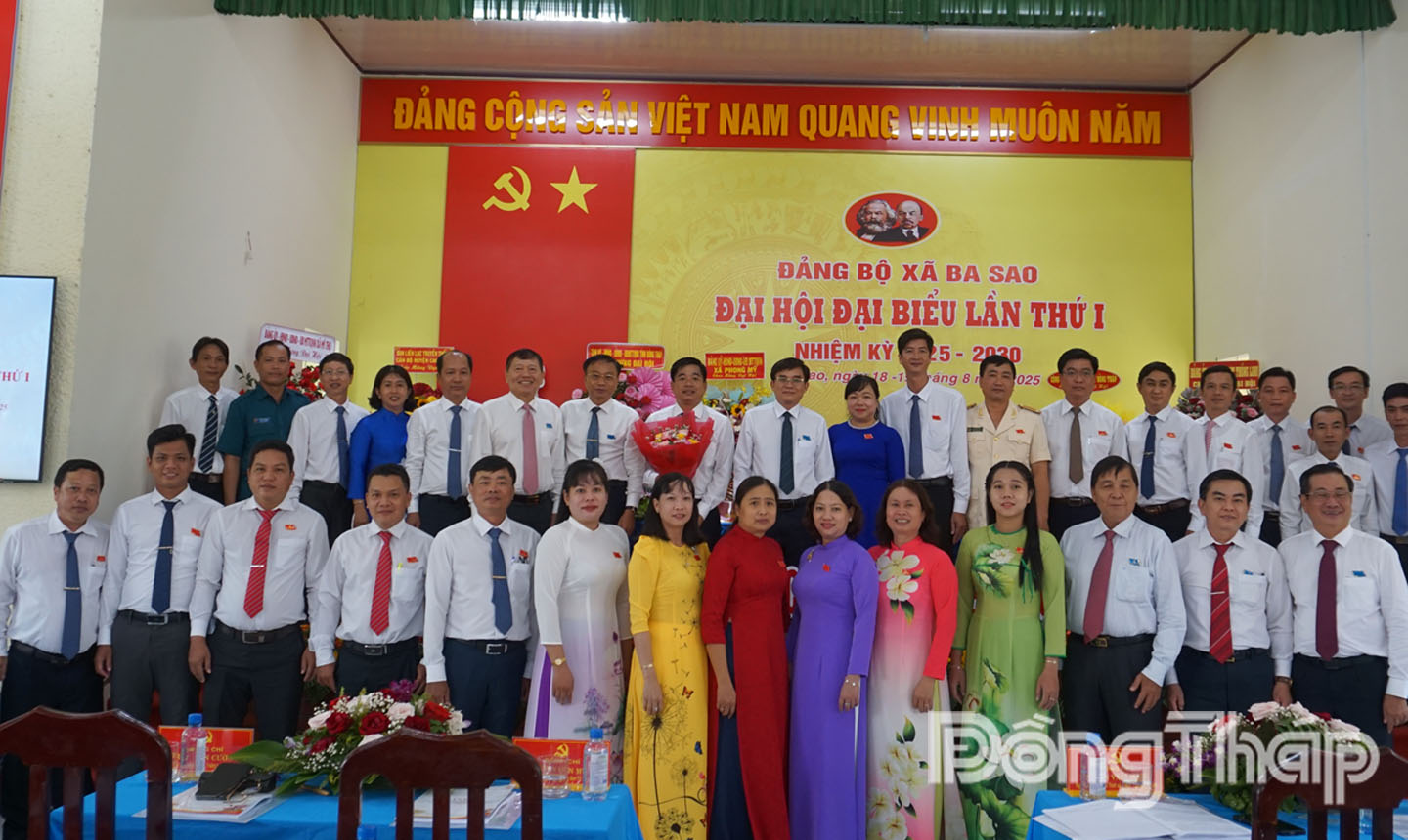Đại biểu chụp ảnh lưu niệm cùng Ban Chấp hành Đảng bộ xã Ba Sao nhiệm kỳ mới.