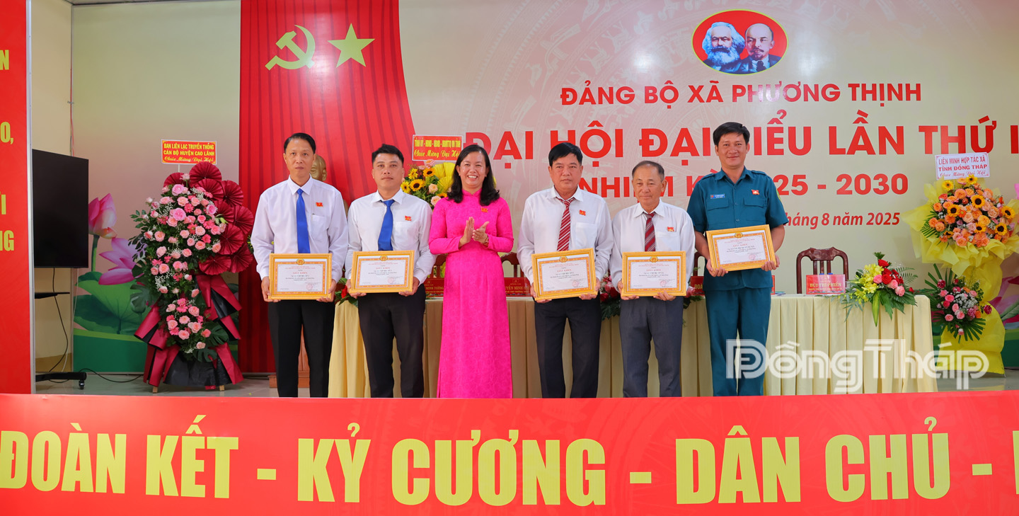 Dịp này, Ban Thường vụ Đảng uỷ xã Phương Thịnh khen thưởng 05 chi bộ trực thuộc có thành tích tốt trong công tác xây dựng Đảng, nhiệm kỳ 2020 – 2025..