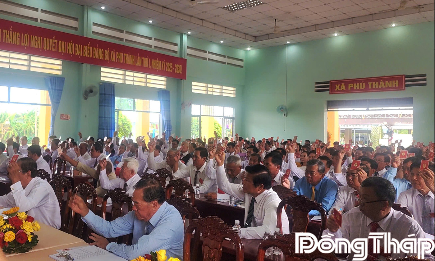 Đại biểu biểu quyết thống nhất các chỉ tiêu nhiệm kỳ 2025 - 2030.