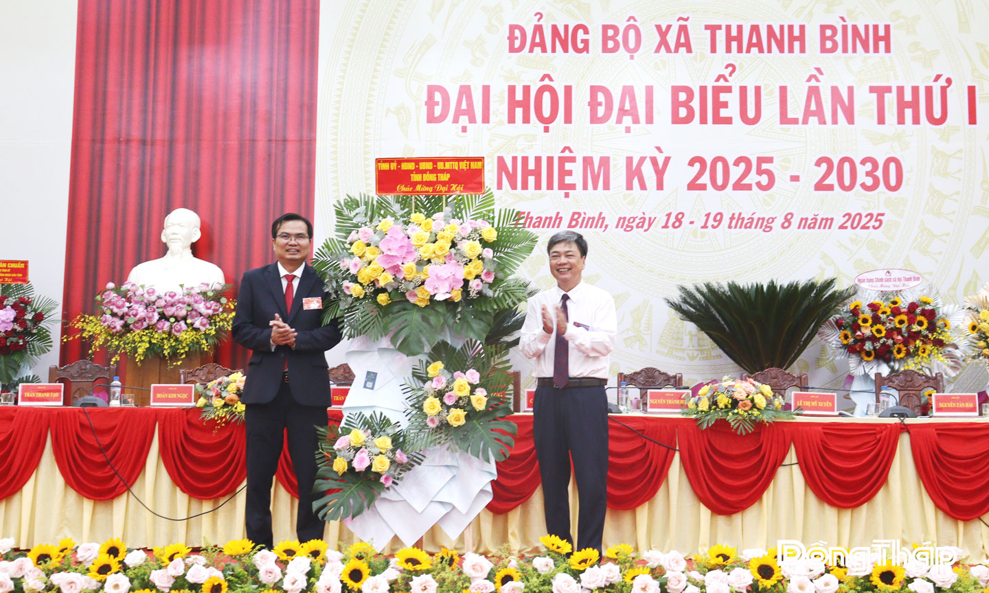 Thay mặt Tỉnh ủy, HĐND, UBND, UBMTTQ tỉnh Đồng Tháp, đồng chí Phạm Văn Chuẩn, Phó Chủ tịch Thường trực HĐND tỉnh tặng hoa chúc mừng Đại hội.
