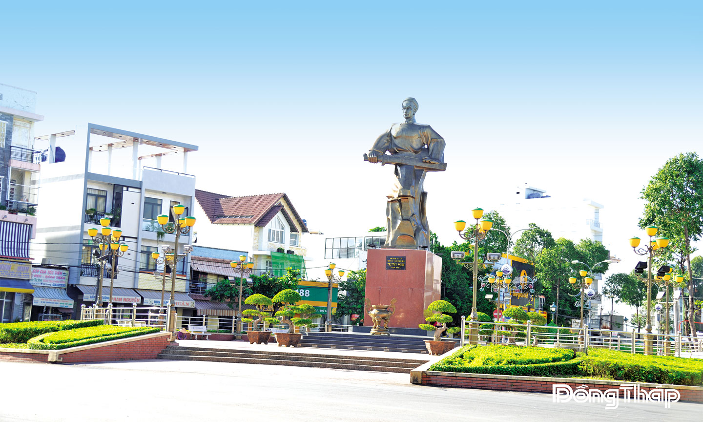 Tượng đài Anh hùng dân tộc Trương Định sừng sững, uy nghiêm tại phường Gò Công. Ảnh: MINH THÀNH