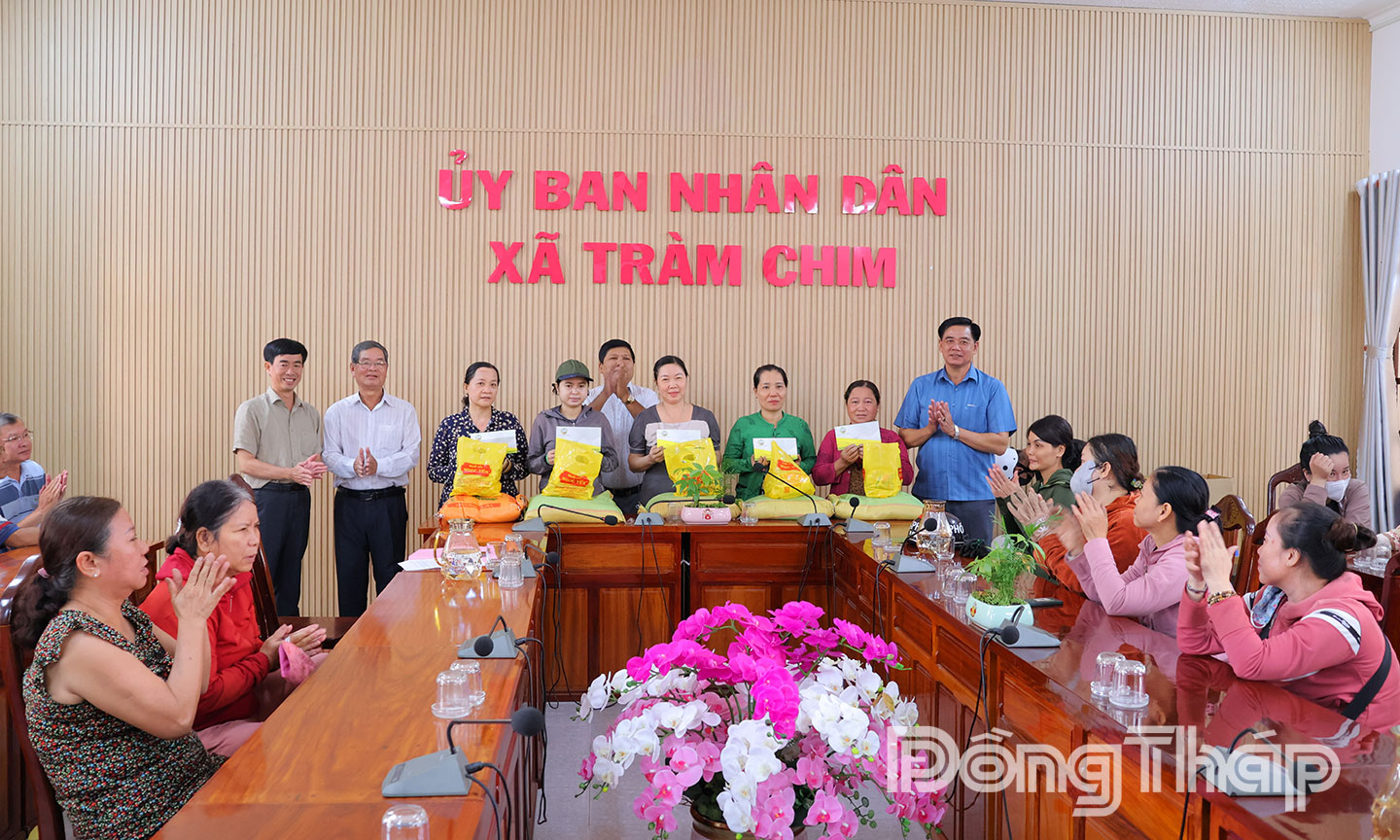 Mạnh thường quân trao quà hỗ trợ bà con tiểu thương bị thiệt hại do sự cố hỏa hoạn tại chợ thực phẩm Tam Nông.