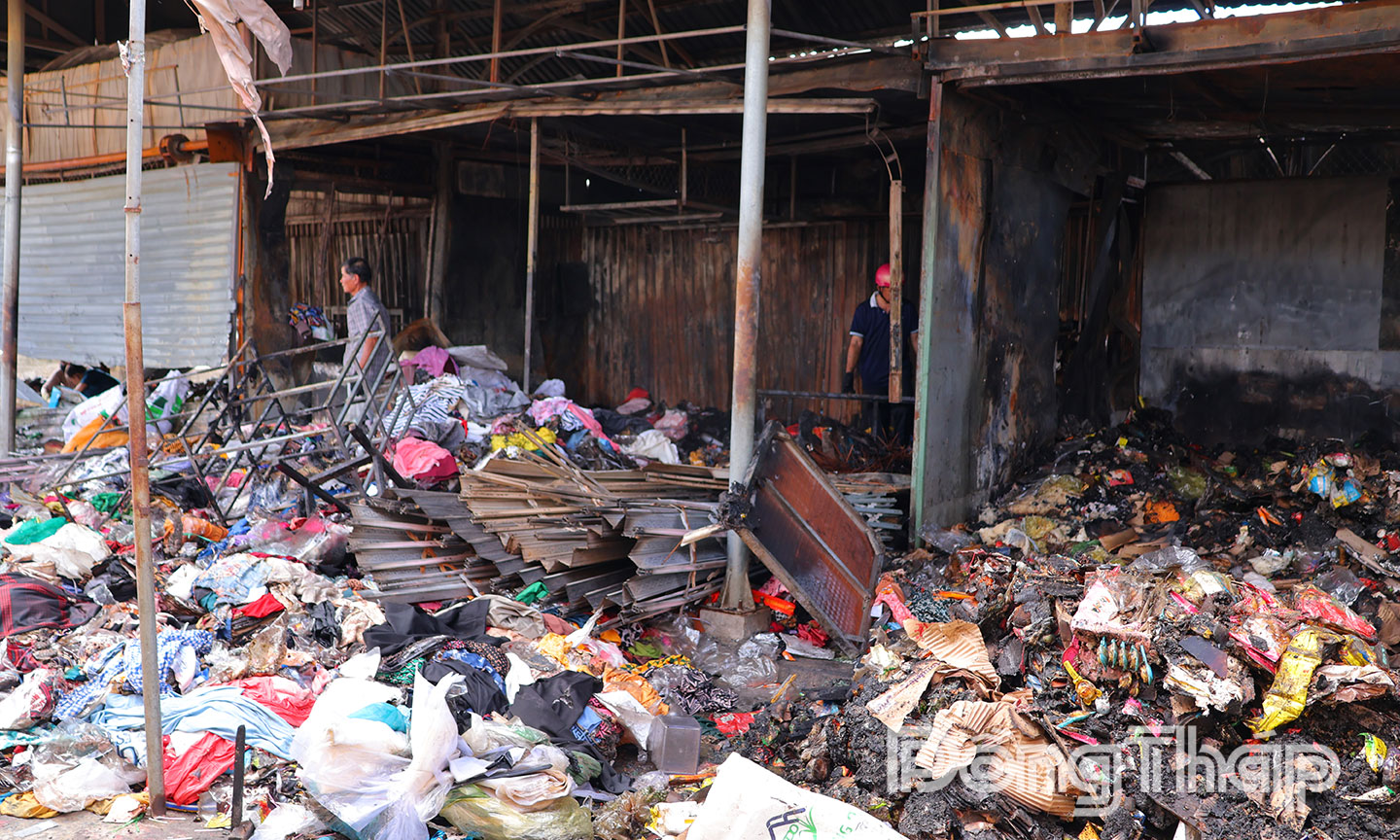 Hầu hết hàng hóa của các hộ tiểu thương đều bị cháy rụi trong sự cố hỏa hoạn đêm 15-8-2025.