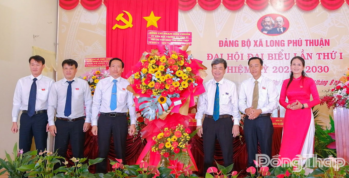 Đồng chí Phạm Văn Chuẩn, Ủy viên Ban Thường vụ Tỉnh ủy, Phó Chủ tịch Thường trực Hội đồng nhân dân tỉnh Đồng Tháp (thứ 3 từ bên phải sang) tặng hoa chức mừng Đại hội.