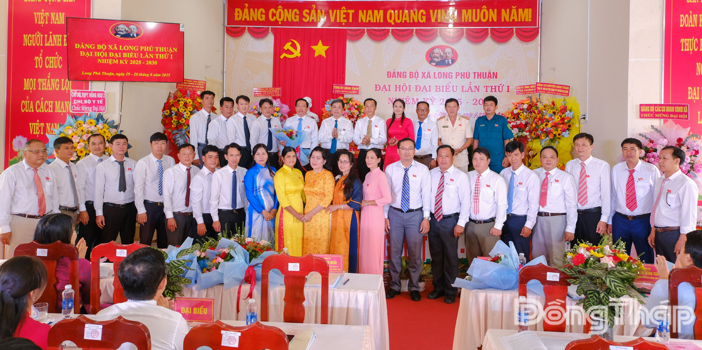 Ban Chấp hành Đảng bộ xã Long Phú Thuận ra mắt Đại hội.