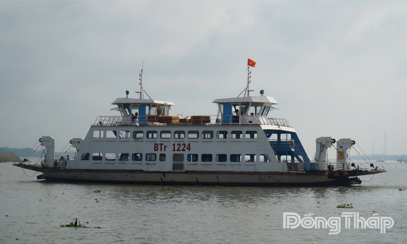 Sau khi ngưng hoạt động, một số chiếc phà tại bến phà tạm Rạch Miễu sẽ được đưa đến các bến phà khác để tiếp tục chở khách.