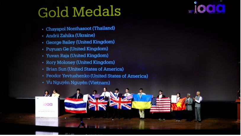 Vũ Nguyên Nguyên (Trường THPT chuyên Hà Nội - Amsterdam) giành huy chương Vàng.