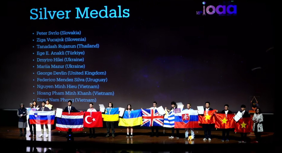 3 học sinh Việt Nam nhận huy chương Bạc.