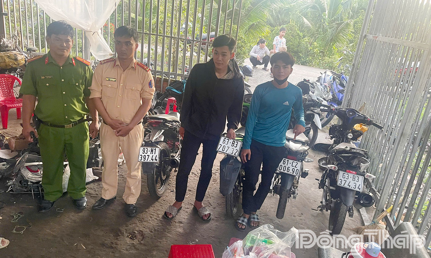 Lực lượng CSGT phối hợp Công an xã xử lý lò độ đua xe trái phép.